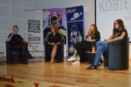  Panel dyskusyjny Kobiety w fantastyce z udziałem Izabeli Grabdy, Aleksandry Zielińskiej i Magdaleny Kubasiewicz prowadzone przez Agnieszkę Włokę. Panel odbył się w Auli Zagłębiowskiej Mediateki z udziałem publiczności
