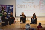  Panel dyskusyjny Kobiety w fantastyce z udziałem Izabeli Grabdy, Aleksandry Zielińskiej i Magdaleny Kubasiewicz prowadzone przez Agnieszkę Włokę. Panel odbył się w Auli Zagłębiowskiej Mediateki z udziałem publiczności